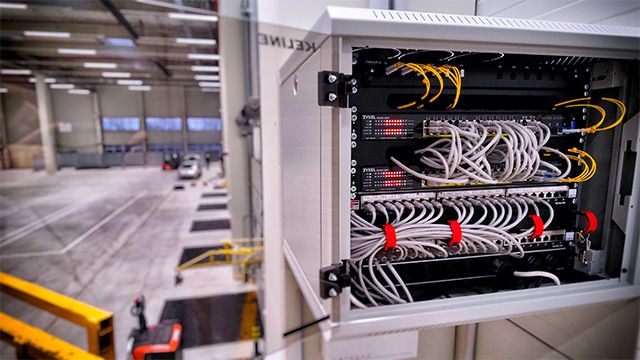 Rendezett strukturált hálózati kábelezés egy patch panelen.
