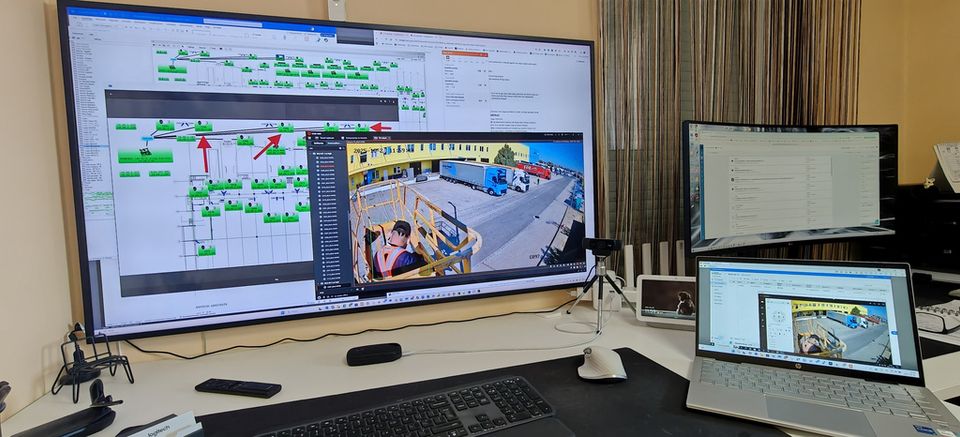 Üzemeltetői munkaállomás több monitorral.
